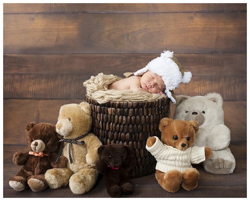 baby sleeping surrounded by stuffed animals.jpg baby sleeping surrounded by stuffed animals.jpg